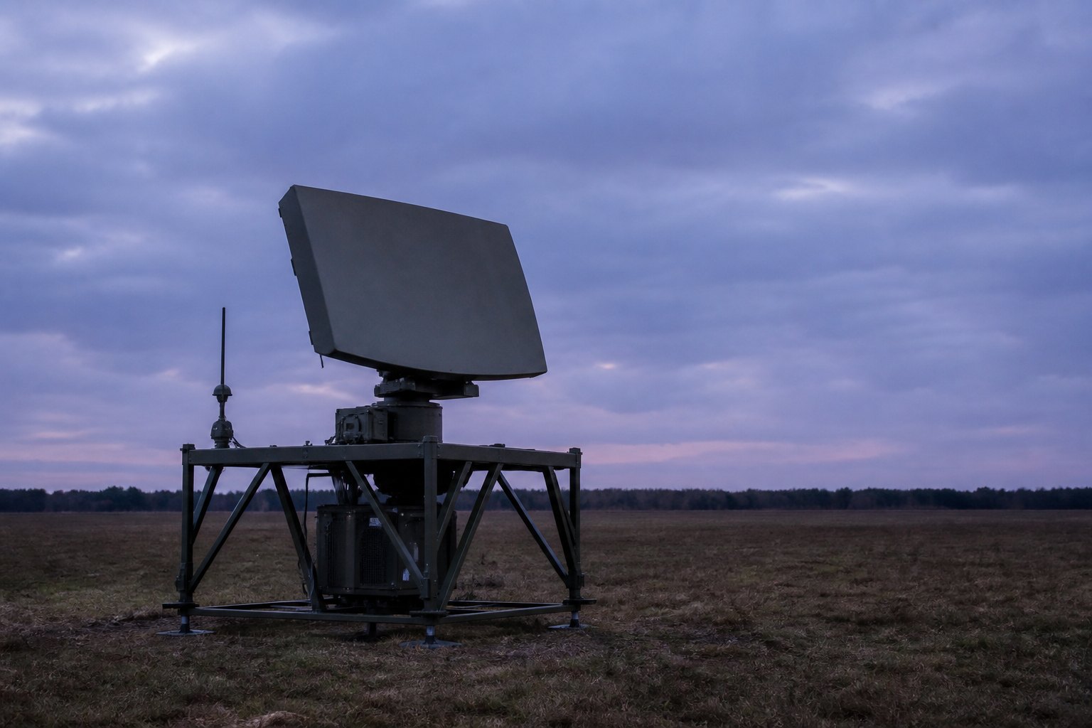 Luchtverkenningsradar op een lege vlakte in de schemering